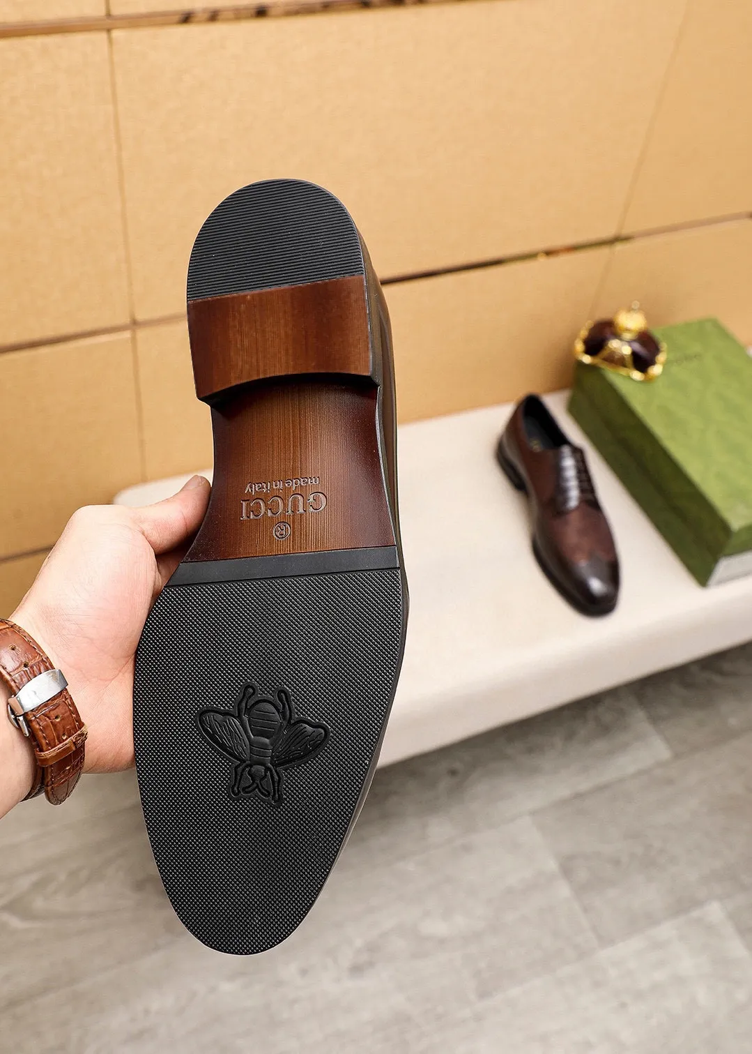 Men's shoes 💰460 💐 Product trademark: GUCCI "Gucci" business leather shoes Regular size: 38-44 (45🉑️customized) Product materials: Selected imported first-layer open-edge beaded cowhide leather upper, imported water-dyed cowhide leather lining. Strong three-dimensional visual effect, combined outsole Color: 2⃣️colors available